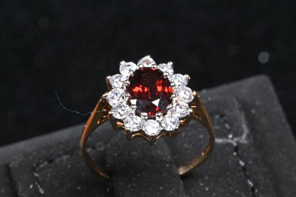 Златен Пръстен 375 ( 9к), 2.31гр, цирконий и гранат. Размер 55