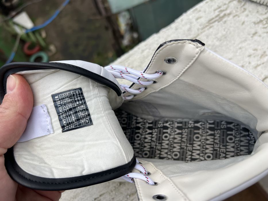 Tommy Hilfiger 44