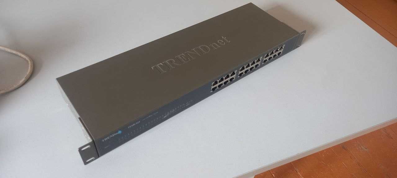 NWay Fast Ethernet Switch
TE100-S24  24-Port 10/100Mbps