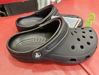 Тези оригинални чехли на Crocs са страшно удобни.