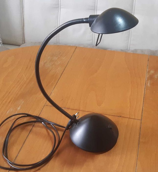 ПОДАРЯВАМ настолна лампа за бюро