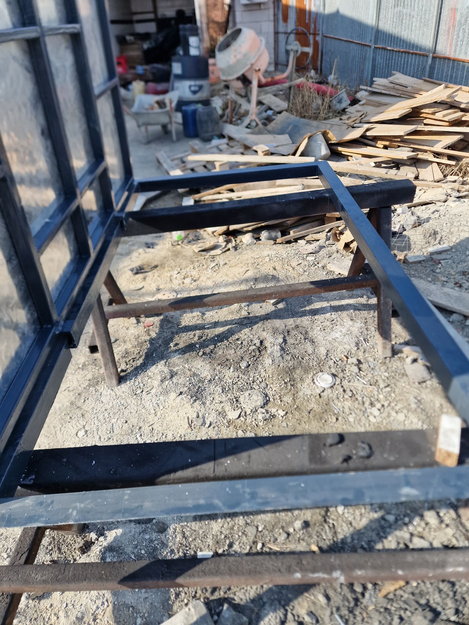 Capac beci metalic , Garduri din beton