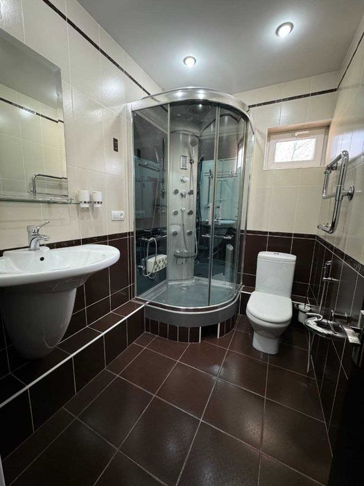 Центр 4в3/3/5 Садык Азимова 90 м² 77-серия. Кирпичный дом. Обстановка