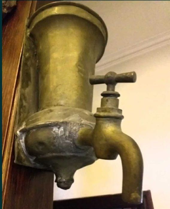 Vas si sticla aghiasma,sfesnic de podea