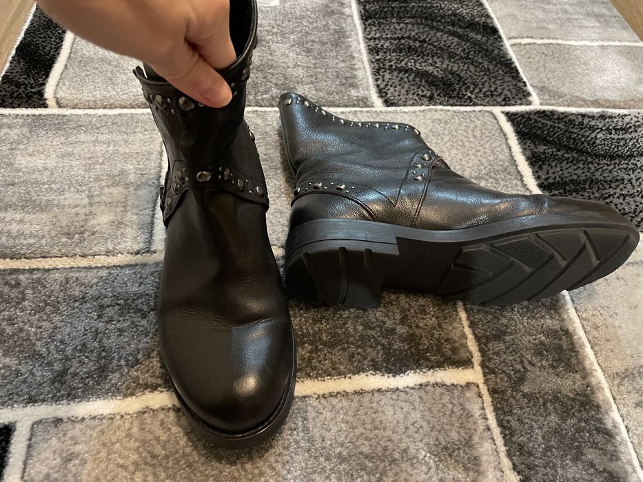 Ghete negre piele, capse si fermoar,superbe, marime 38