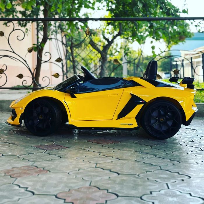 Лицензионная и двухместная детская машина Lamborghini Aventador