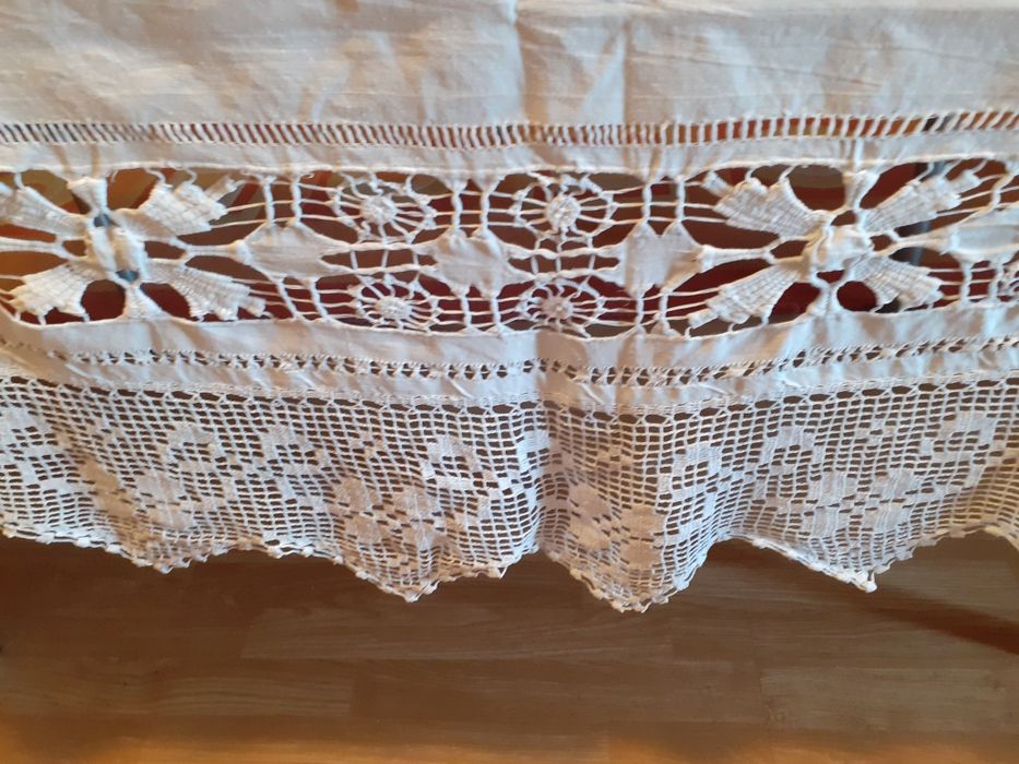 Față de masa cu broderie si dantela