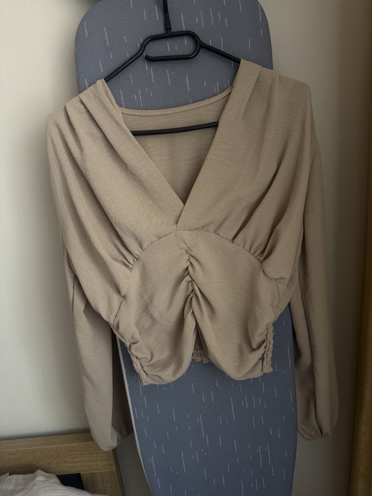 Блуза/риза, бежова, изрязана(crop top). Със набори отпред.