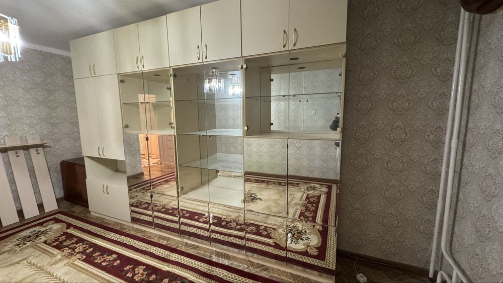 Продаю зеркальный шкаф