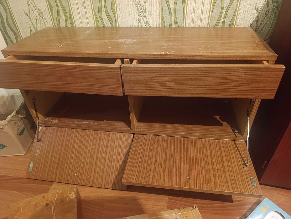 тумбочка целая, дверцы работают, отдаю даром