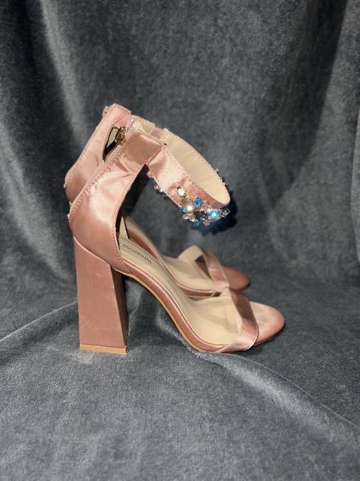 Високи обувки в розово на ток и платформа