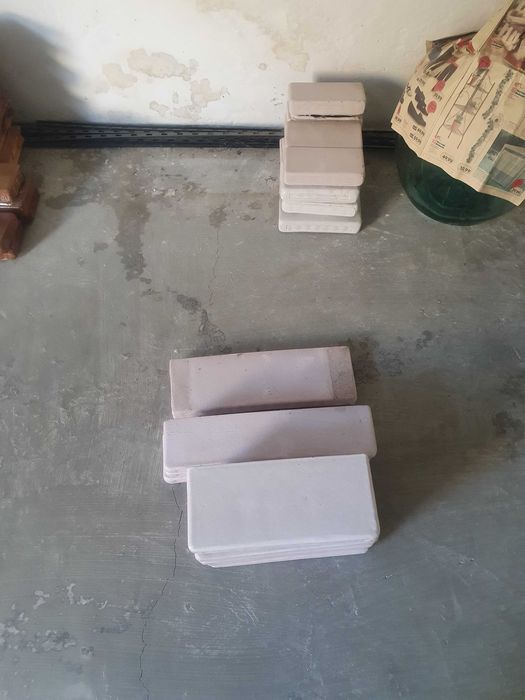 Etajere și materiale pentru sobe din teracotă, culori alb, maron, bej