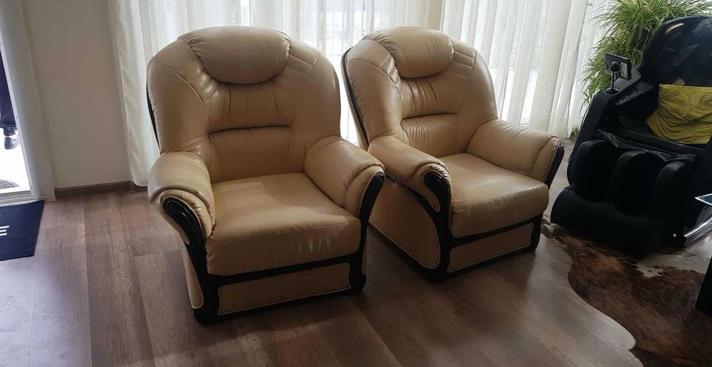 Продавам триместен диван с 2 фотьойла,чиста кожа и масивно дърво.