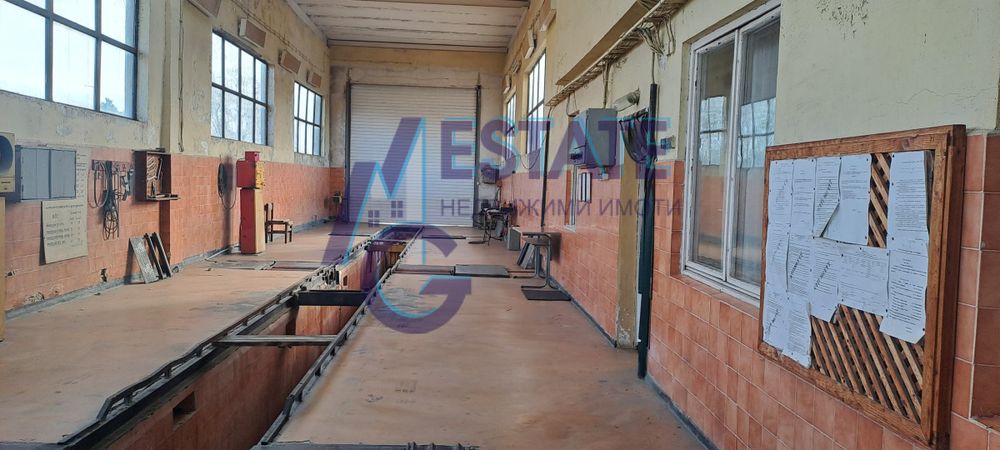 Работеща транспортна база с РЗП 46000 кв.м. и ЗП 1620 кв.м., ведно