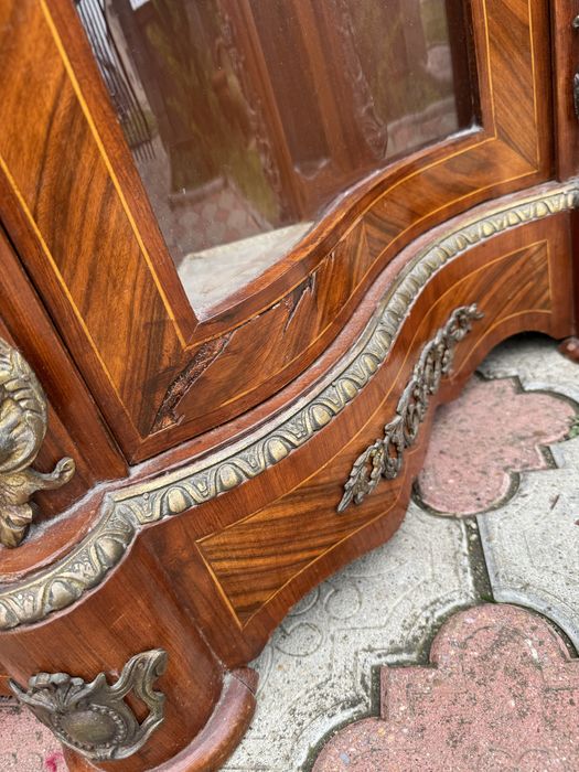 Comodă din lemn masiv, cu intarsii și ornamente bronz