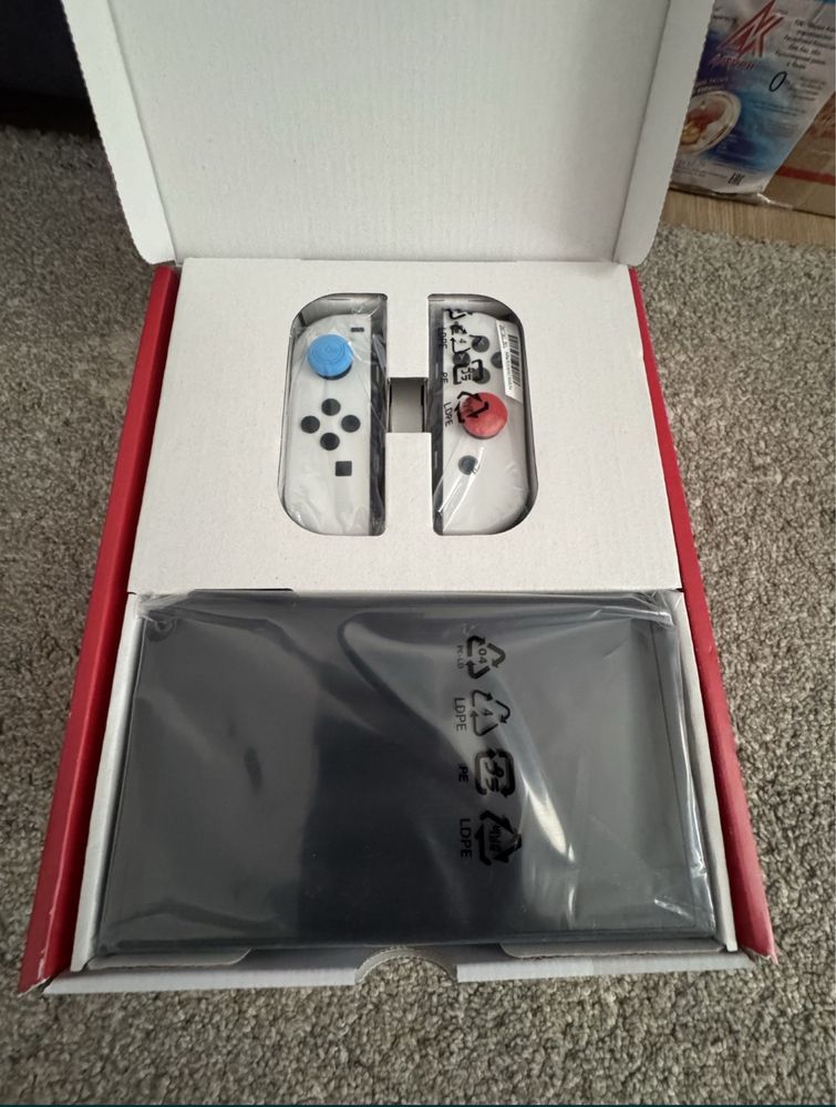 Продам Nintendo Switch Oled просто в идеальном состояний.