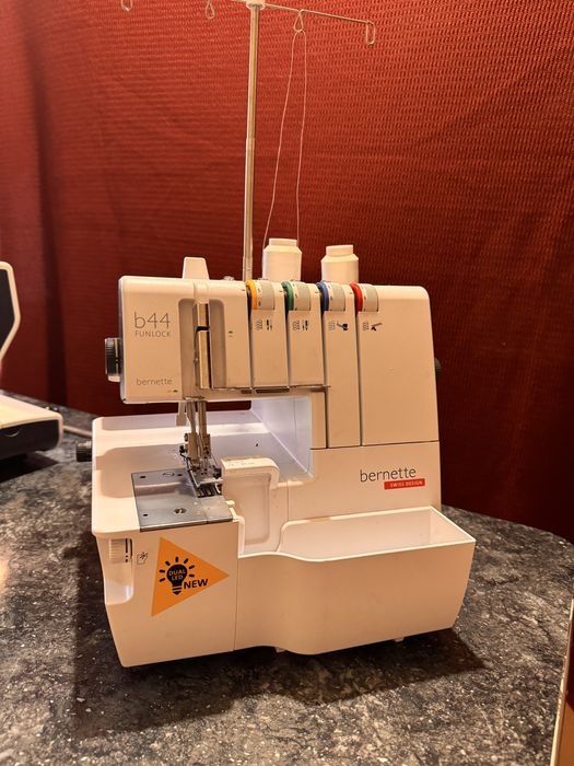 Продам оверлок bernette b44