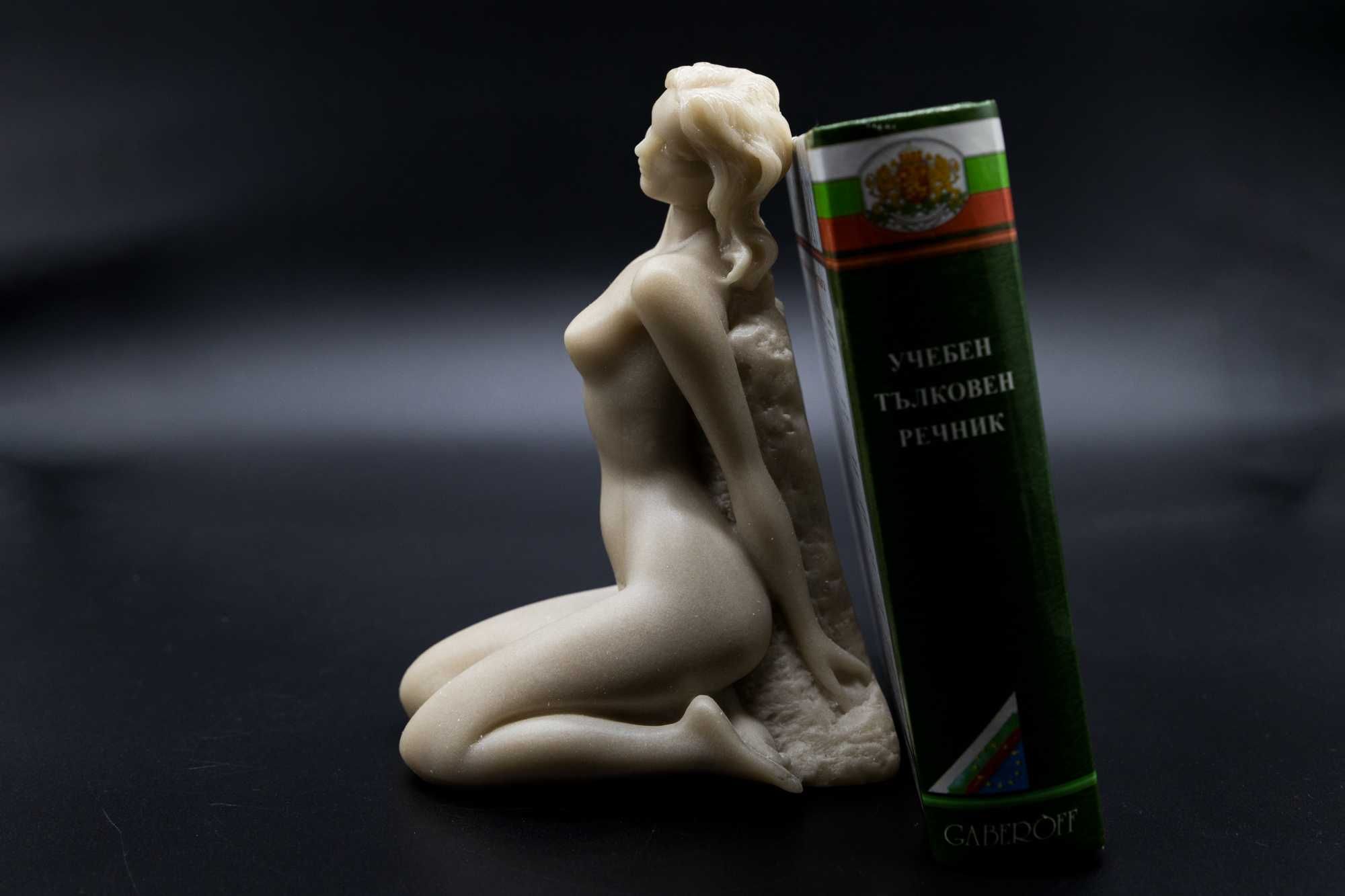 Гола женска еротична скулптура от лят мрамор подпирач за книги