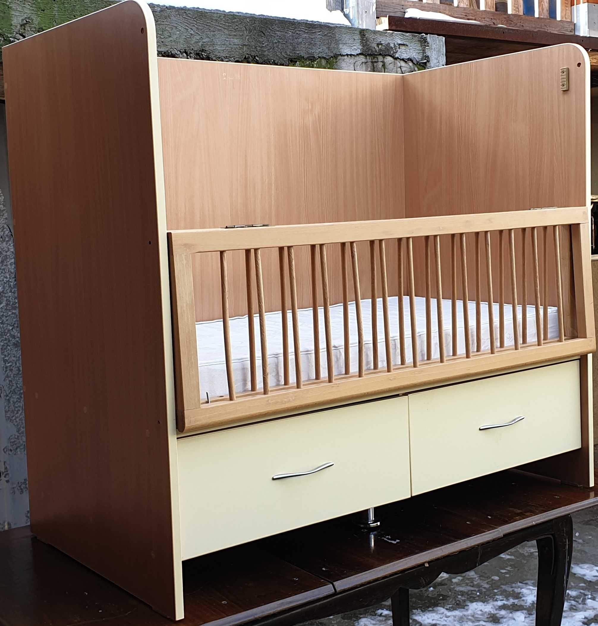 Patut bebe din lemn cu saltea 120x60 cm si sertare de depozitare