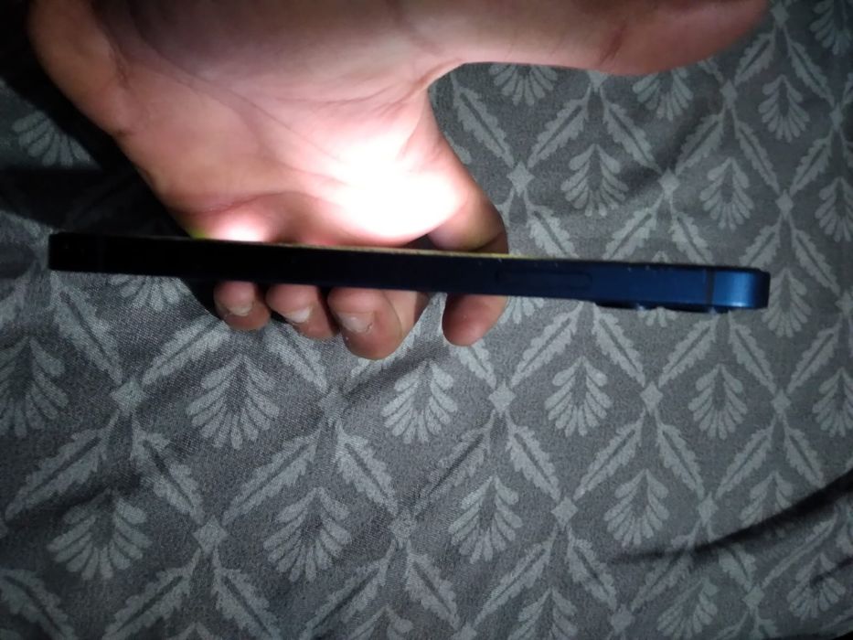 Vând sau schimb iPhone 12 este sparta doar folia inrest impecabil