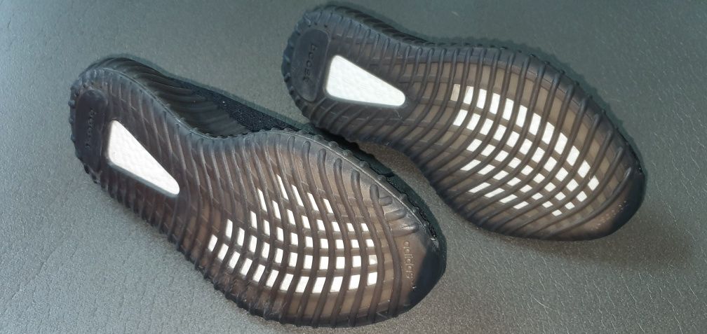 Adidas Yeezy, 2 modele mărimea 38