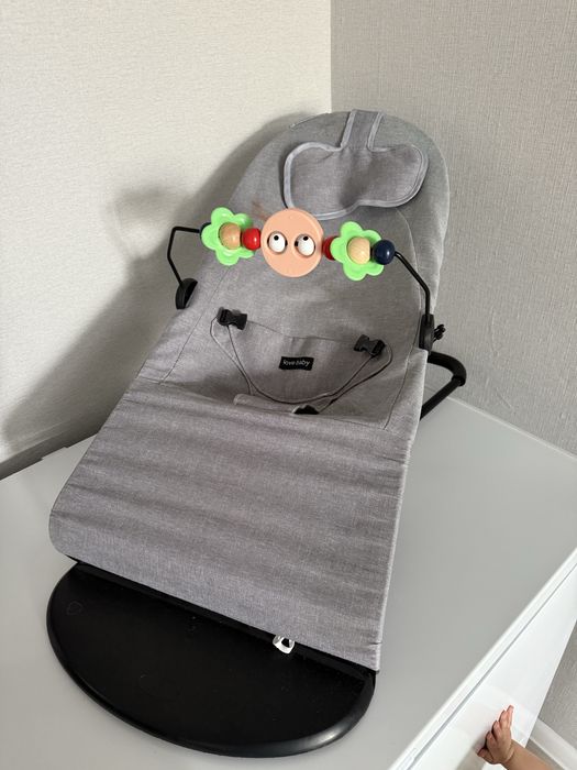 Шезлонг серый с игрушкой