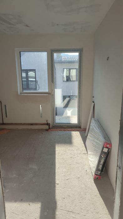 Casa tip duplex - 2 locuinte cuplate - 10 camere - semifinisat