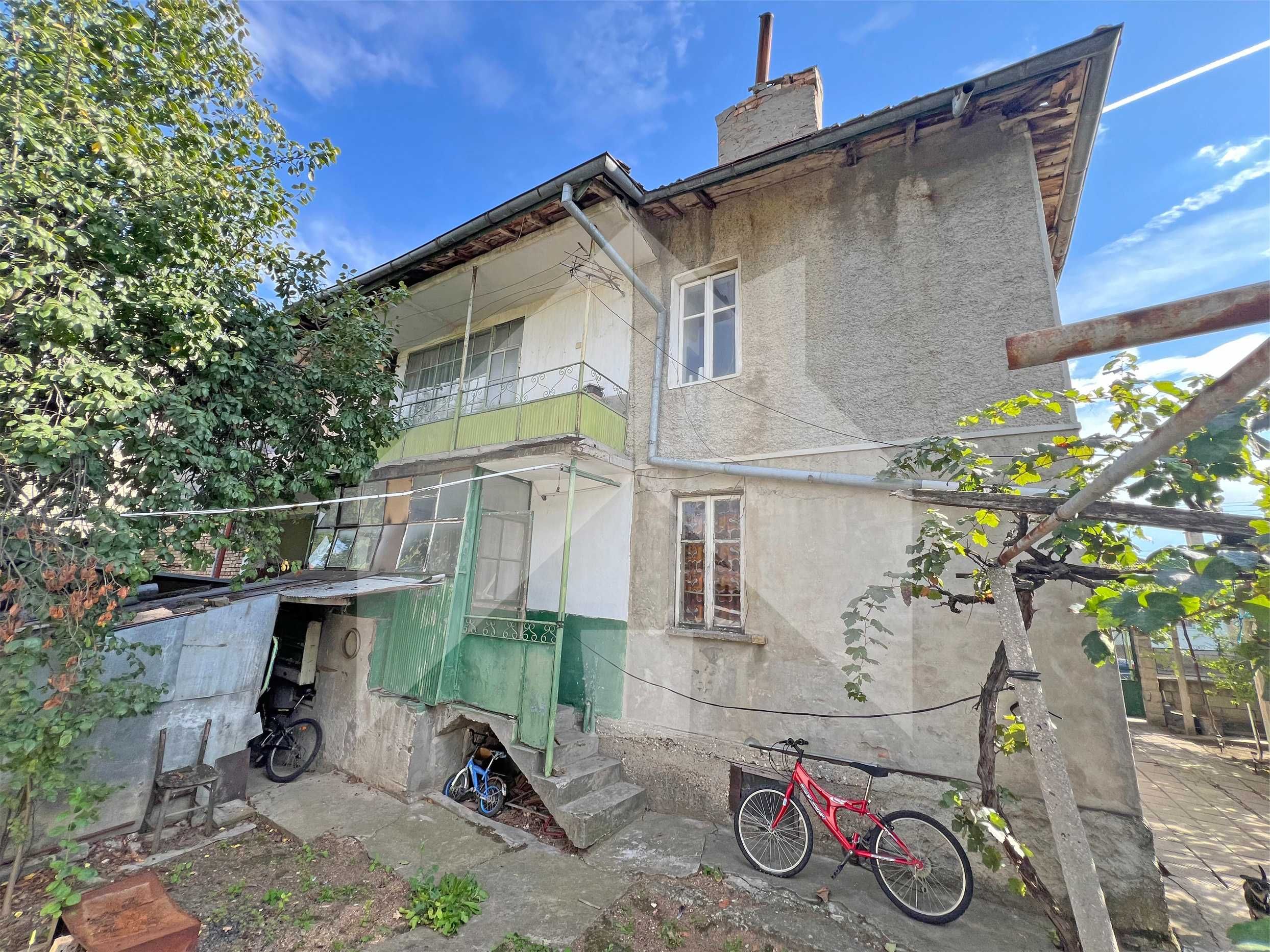 Продава ВТОРИ ЕТАЖ от двуетажна сграда в гр. Нови пазар. ТОП цена!