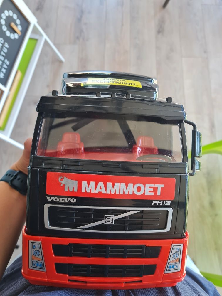 Camion Volvo cu platforma Mammoet