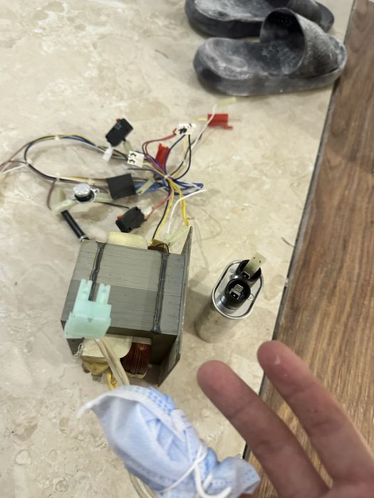 Трансформатор от микроволновки рабочий или нет не знаю и конденсатор