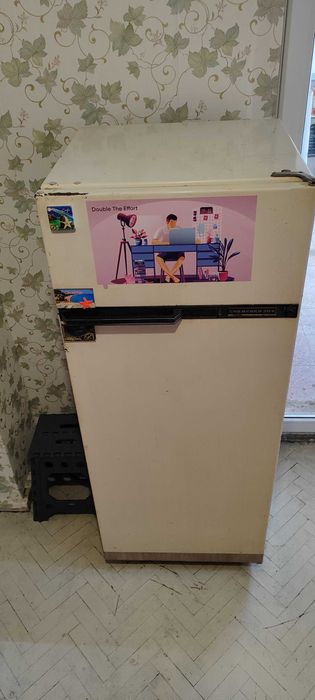 Продавам тих и напълно работещ хладилник с камера