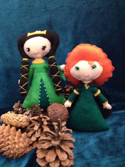 Regina Elinor, mama Mama Neinfricatei Merida, papusa handmade din fetr