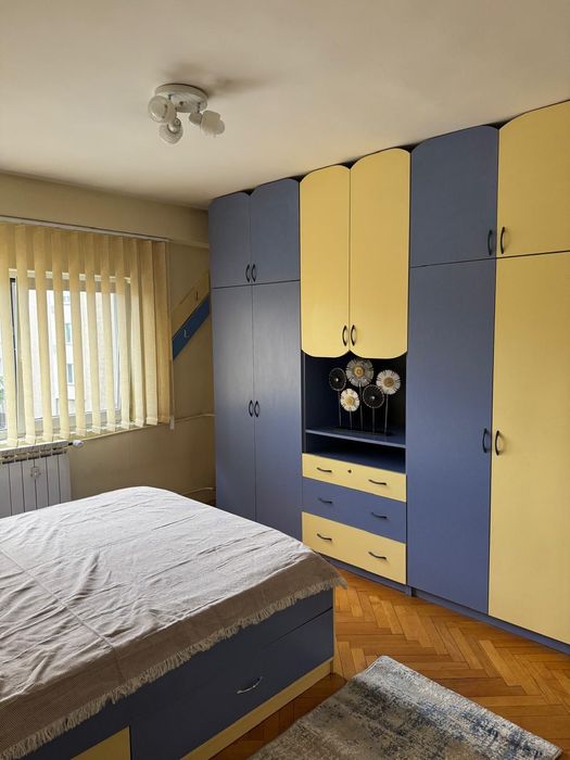Inchiriez apartament cu 3 camere zona Bulevardul Dacia colt cu Decebal