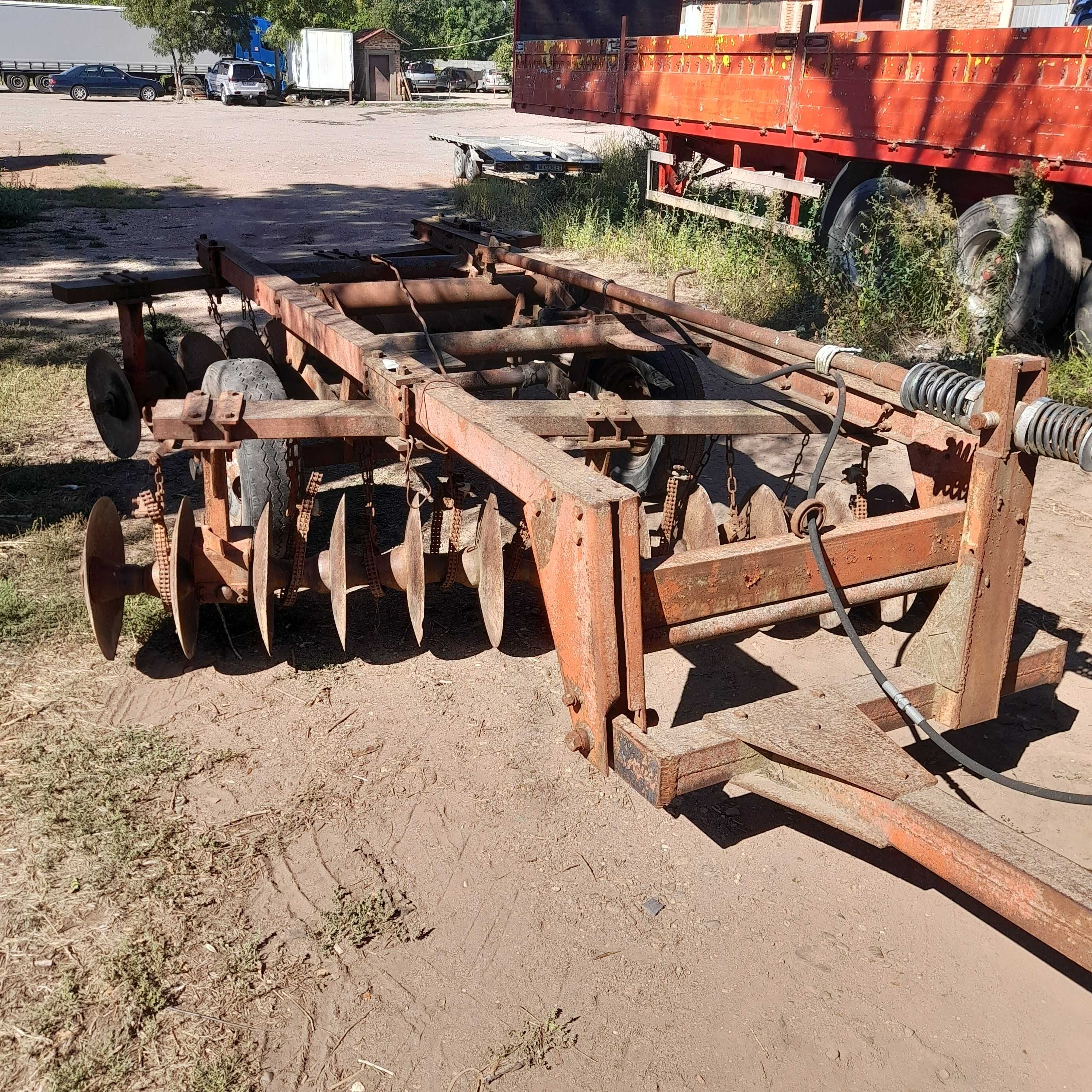 Трактор МТЗ 80 с дискова брана 2,80 м.