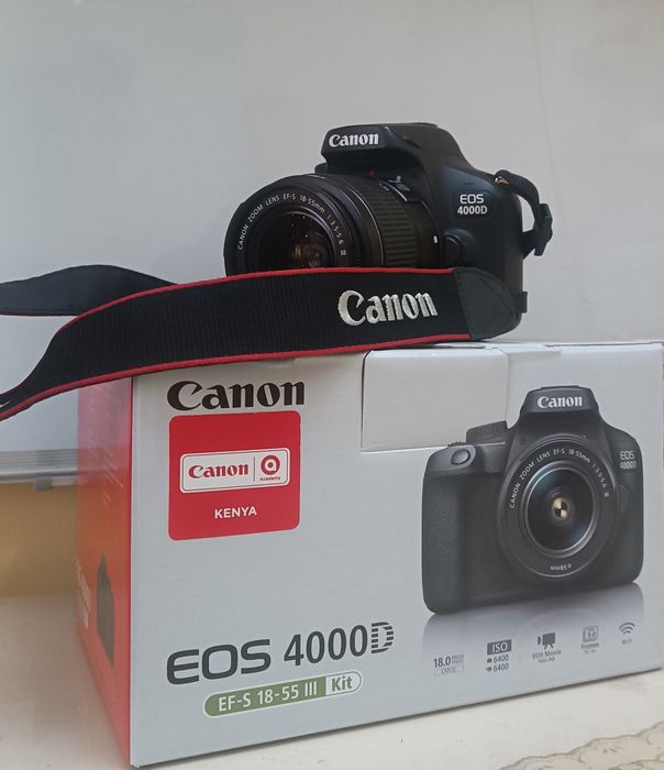 Фотоаппарат canon 4000d + объектив EF 18-55mm  f/3.5-5.6 lll