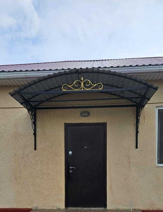 Продается металлический навес  над входной дверью