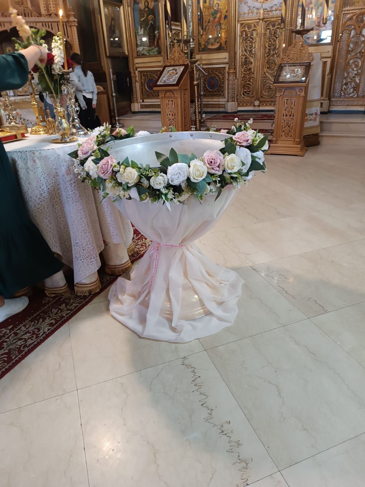 Aranjament floral pentru cristelniță