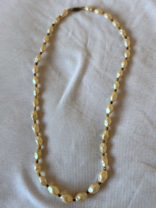 Продавам стилни колиета чешка бижутерия