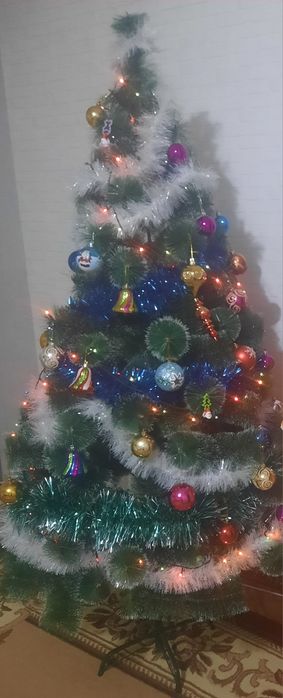 Ёлка 180 см, игрушки, мишура, гирлянда.
