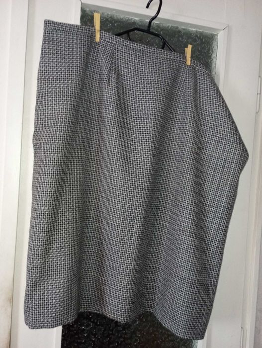 Дамски вълнен  костюм – пола и сако за едри дами