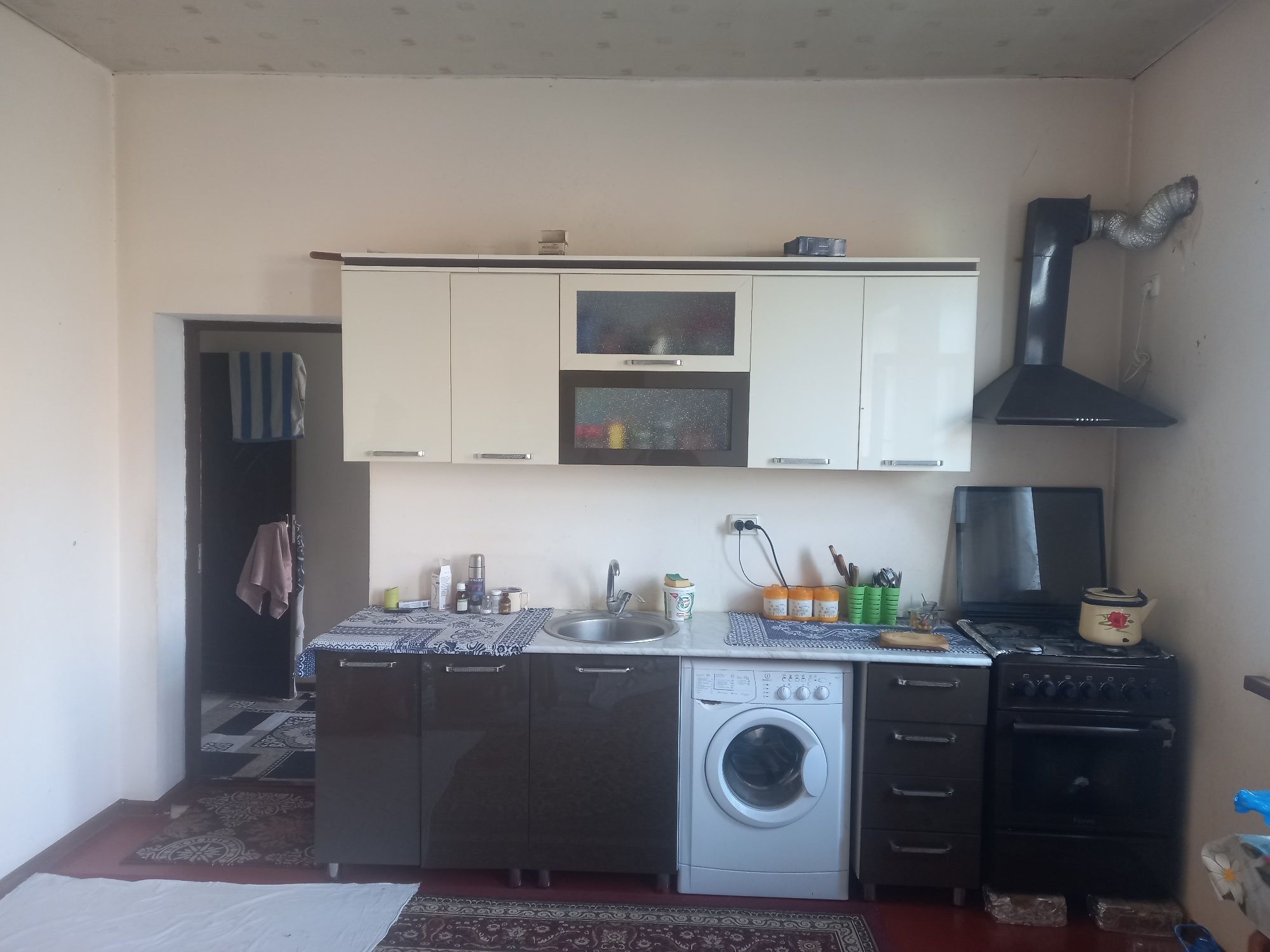 UY sotiladi, 5,5 sotix,3 xona+oshxona,  sanuzel bor.