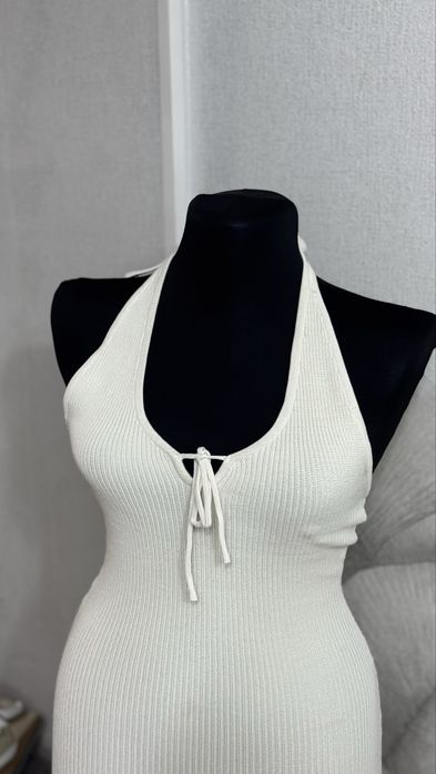 Новое платье Bershka (XS) — трендовый вырез халтер