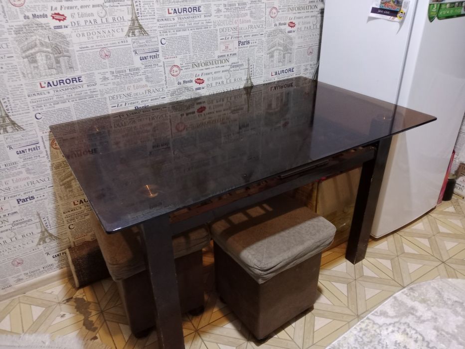 Стол хорошый, стекляный с 2 стульями