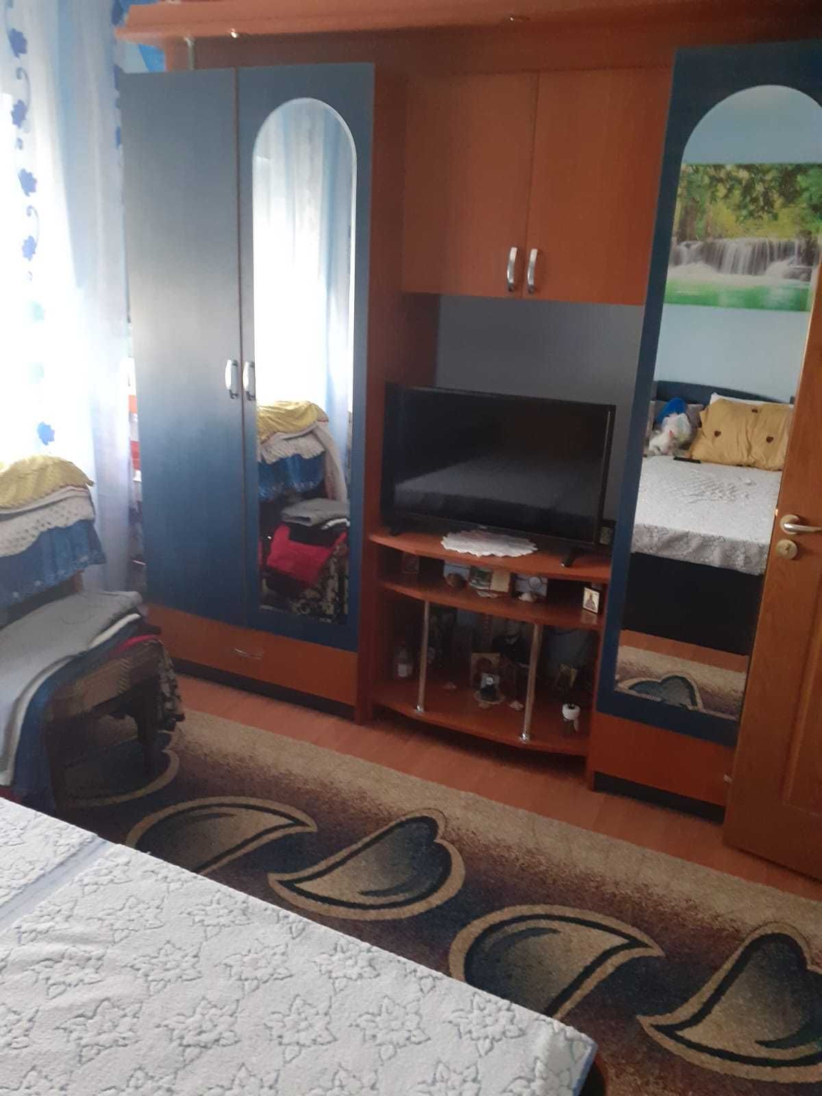 Vand apartament cu doua camere.