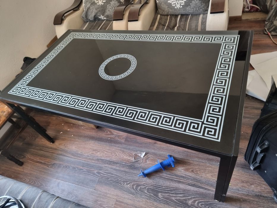 Стъклена голяма маса