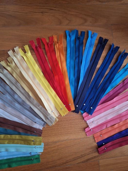 Vând lot 30 fermoare 18-40cm