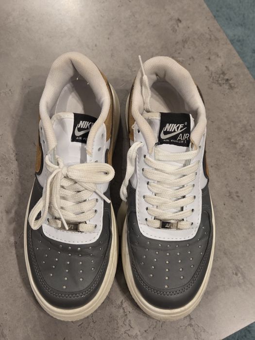 Adidasi Nike 39 gri cu crem, purtati o data, platforma