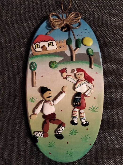 Ръчно рисувани картини, декорация с морски камъчета, пана за учители.