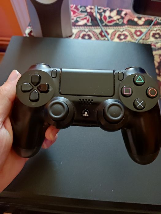 Vând PS4 Pro + jocuri incluse