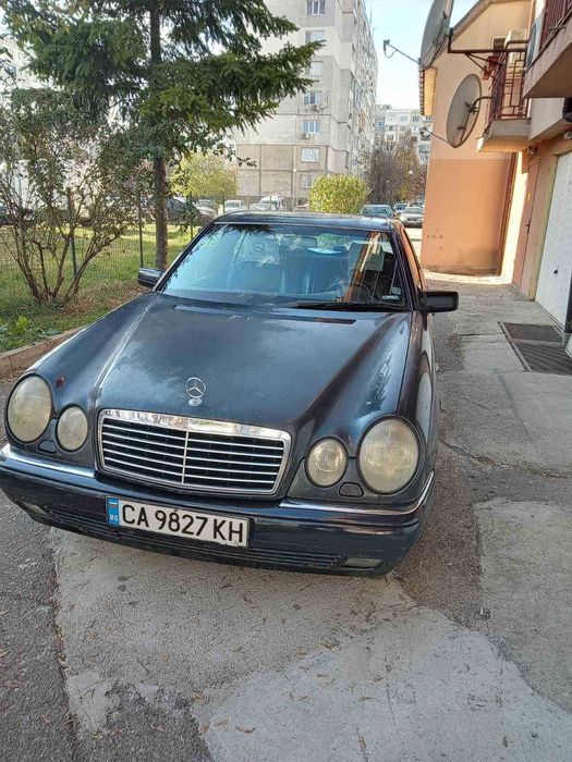 Продавам Мерцедес Е 200